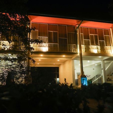 Athkandura Hotel Habarana Exteriör bild